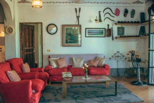 IL PICCOLO CASTELLO- Italian-inspired Castle in กาตันดาอัน