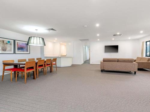 3 bedrooms, 4 beds