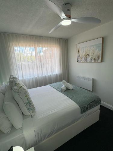 Stylish Haven with a Touch of Colour - Hosted by Canstay in Watson