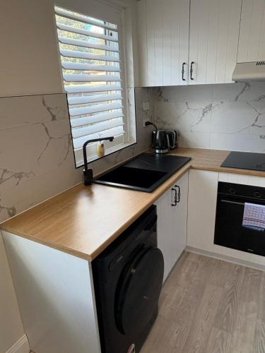 Stylish Haven with a Touch of Colour - Hosted by Canstay in Watson