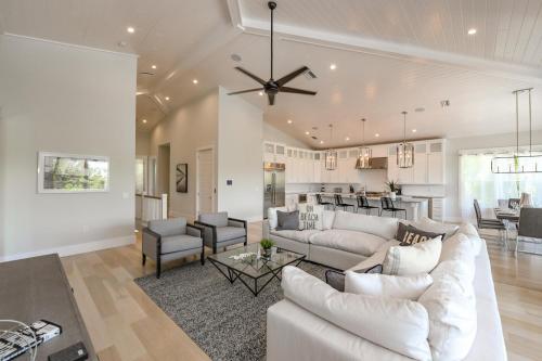 Sea La Vie Beach House - Stunning New Luxury Waterfront Home wPool Dock Elevator Close to Pine in Anna Maria, USA