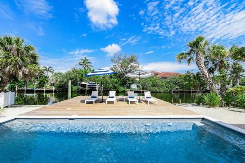 Sea La Vie Beach House - Stunning New Luxury Waterfront Home wPool Dock Elevator Close to Pine in Anna Maria, USA