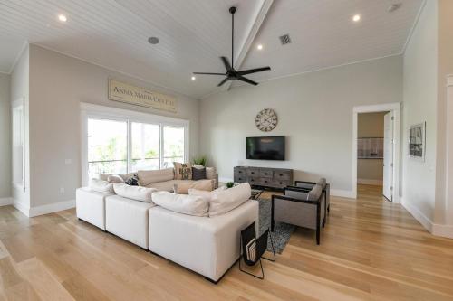 Sea La Vie Beach House - Stunning New Luxury Waterfront Home wPool Dock Elevator Close to Pine in Anna Maria, USA