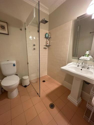 Rowan Brae Historic Guesthouse Room Type - Deluxe King Room