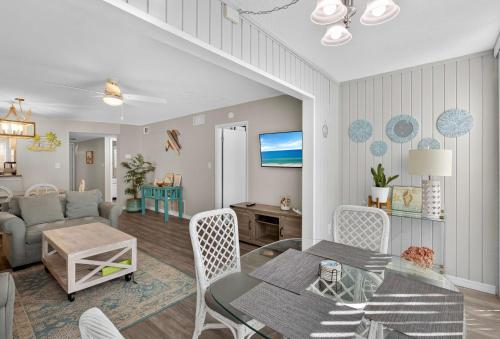 Updated Condo with Pool, Walk to Crescent Beach & Restaurants! in Sarasota, USA
