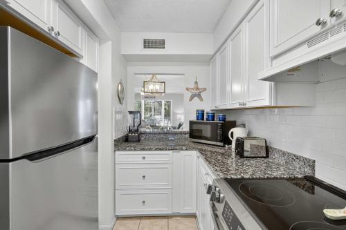 Updated Condo with Pool, Walk to Crescent Beach & Restaurants! in Sarasota, USA