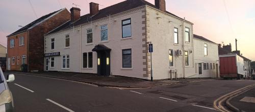 THE NEW Accommodation FREE complimentary breakfast and parking