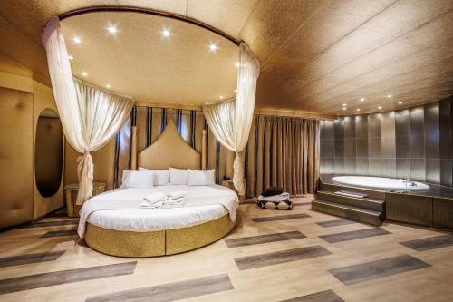 Deluxe Suite with Spa Bath