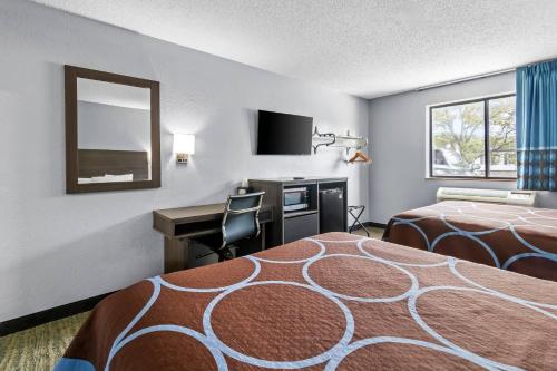 Super 8 by Wyndham Delmont in Delmont, USA