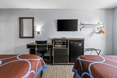 Super 8 by Wyndham Delmont in Delmont, USA