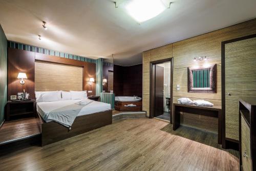 Suite, spa bathtub