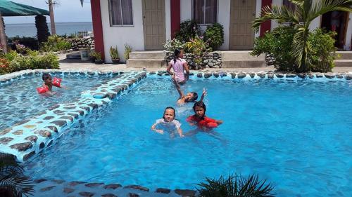 游泳池, RedDoorz @ White Castle Beach Resort Iba Zambales in 伊巴