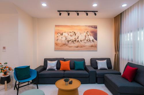 Spacious , 3 min walk to BTS & 10 min to Thonglor, Em District, Terminal 21, Max 20 People