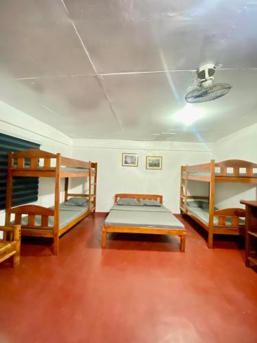 1 queen bed, 2 double beds, 2 bunk beds