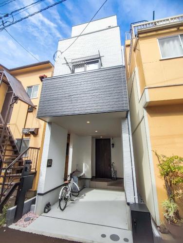 Newly built in 2025, direct access to Ikebukuro and Shinjuku near the metro rooftop terrace accommodates up to 6 guests