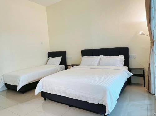 Cozy Family Room with Large Balcony — other in 26, Lorong Panchor Indah 23, Nibung Tebal Malaysia, 14300