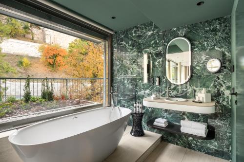 room detail thumbnail 2