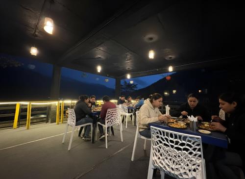 Exterior view, Hotel Moon Blaze " Near Mall Road " Bonfire ! Open Terrace ! Personal Parking in Manali