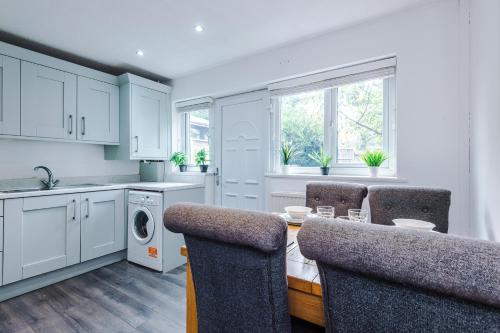 Stylish home - 5G wifi - FREE off-road parking - Sleeps 7, Manchester (photo 6)
