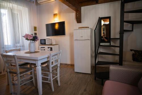 Jagatud salong / TV-ala, Guest House Little Flower in Sutri