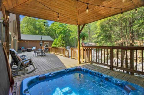 Pezsgőfürdő, Relaxing Pocono Stay Near Lake with Hot Tub & BBQ in Blakeslee 