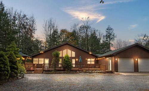 A szálláshely kívülről, Relaxing Pocono Stay Near Lake with Hot Tub & BBQ in Blakeslee 