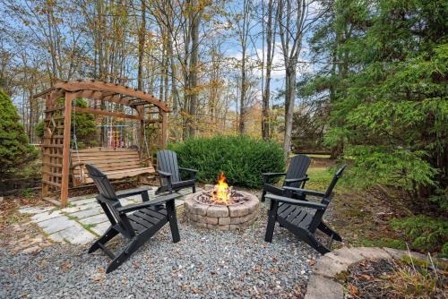 Relaxing Pocono Stay Near Lake with Hot Tub & BBQ in Blakeslee 