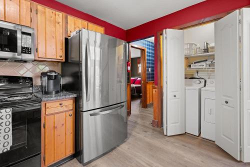 Konyha, Relaxing Pocono Stay Near Lake with Hot Tub & BBQ in Blakeslee 