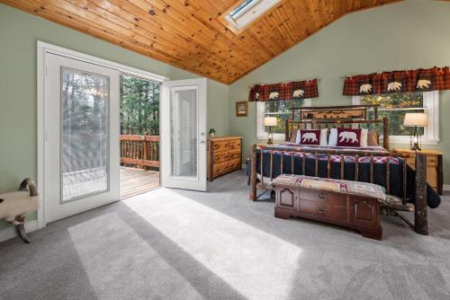 Relaxing Pocono Stay Near Lake with Hot Tub & BBQ in Blakeslee 