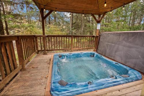 Pezsgőfürdő, Relaxing Pocono Stay Near Lake with Hot Tub & BBQ in Blakeslee 