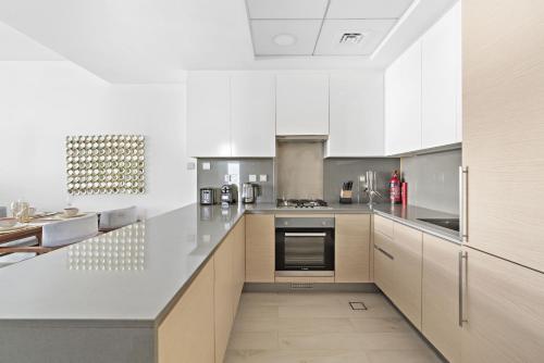 VayK - Luxurious 2BR on the Palm with Private Beach Access - image 9