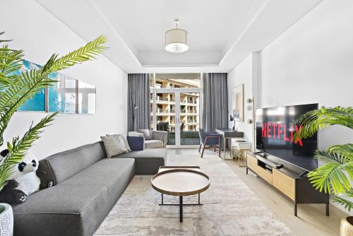 VayK - Luxurious 2BR on the Palm with Private Beach Access - image 2