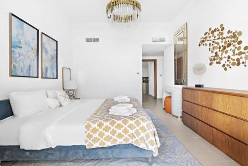 VayK - Luxurious 2BR on the Palm with Private Beach Access - image 3