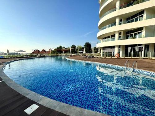 VayK - Luxurious 2BR on the Palm with Private Beach Access - image 11