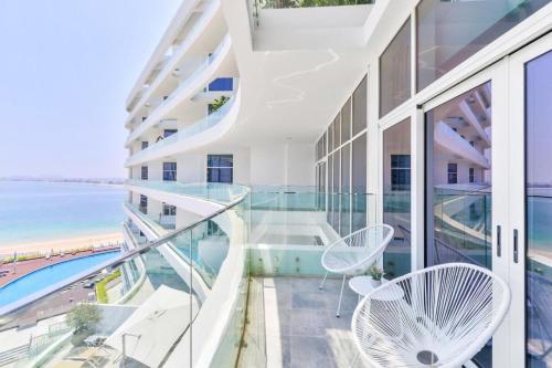 VayK - Luxurious 2BR on the Palm with Private Beach Access - image 5