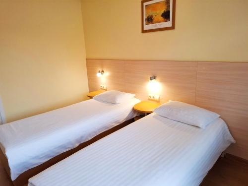 2 twin beds