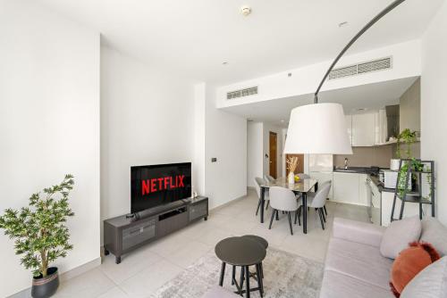Vayk - Bright and Spacious 2BR with Panoramic Marina Views - image 9
