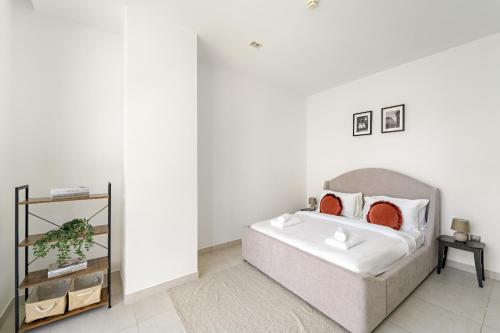 Vayk - Bright and Spacious 2BR with Panoramic Marina Views - image 6