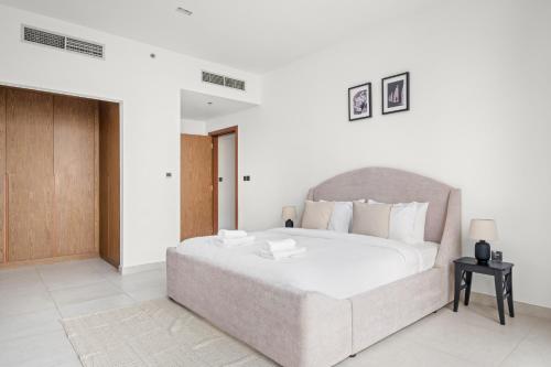 Vayk - Bright and Spacious 2BR with Panoramic Marina Views - image 10