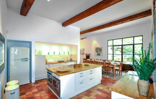 virtuve, Amazing Home In Thezan-Des-Corbieres in Thezan-des-Corbieres