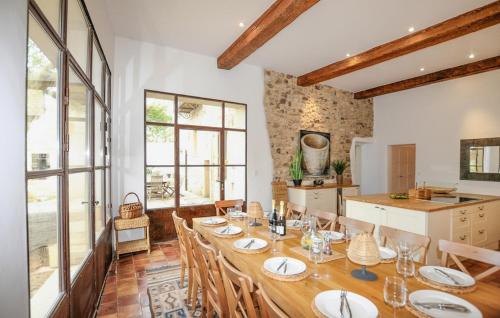 virtuve, Amazing Home In Thezan-Des-Corbieres in Thezan-des-Corbieres