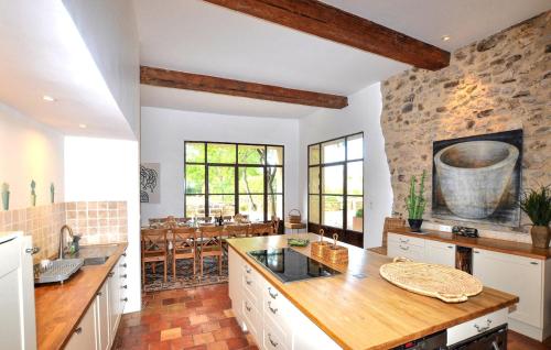 virtuve, Amazing Home In Thezan-Des-Corbieres in Thezan-des-Corbieres