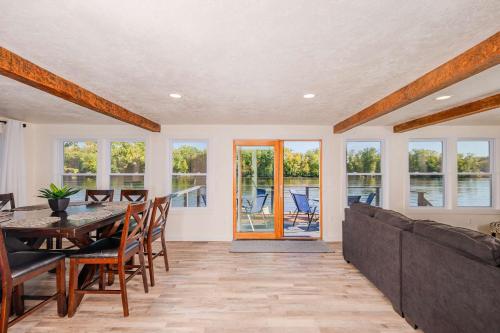 . Wolf River Multi-Family Retreat - Sleeps 14 Pontoon Boat Paddle Boards Firepit