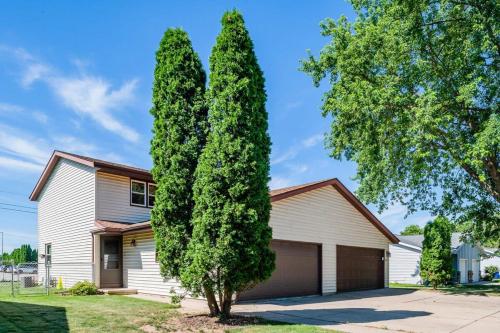 North Appleton Family Home - 3 bedroom Fenced Yard in Appleton Downtown