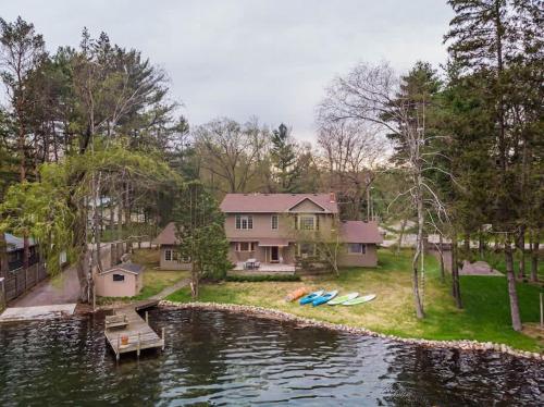 . Lake House Family Vacation - Sleeps 12 Dock Kayaks Paddle Boards