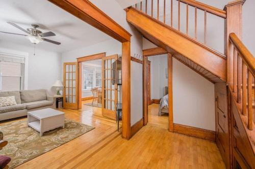 Spacious Downtown Character Home - 4 bedroom 3 bath Lawrence University College Ave in Appleton Downtown