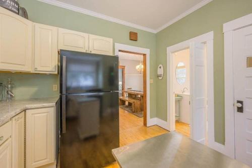 Spacious Downtown Character Home - 4 bedroom 3 bath Lawrence University College Ave in Appleton Downtown