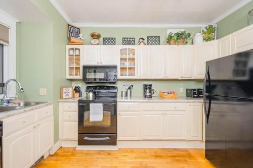 Spacious Downtown Character Home - 4 bedroom 3 bath Lawrence University College Ave in Appleton Downtown