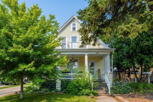 Spacious Downtown Character Home - 4 bedroom 3 bath Lawrence University College Ave in Appleton Downtown