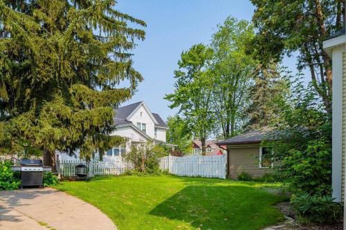 Spacious Downtown Character Home - 4 bedroom 3 bath Lawrence University College Ave in Appleton Downtown